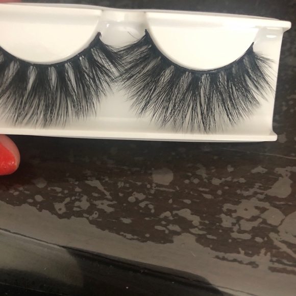 Eyelashes - Picture 3 of 3